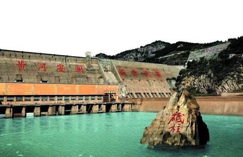 万里同志:我国在黄河上兴建的第一座大型水利枢纽工程，是哪一个大坝？