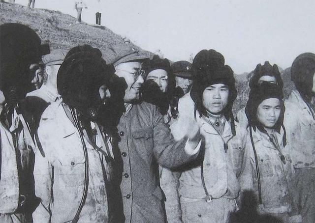 萧克简历:人民解放军装甲兵首任司令员是谁？