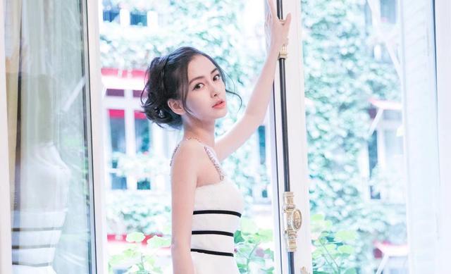 小海绵接机baby:“霸总娇妻”已解散，黄晓明和baby形同陌路，这是怎么了？