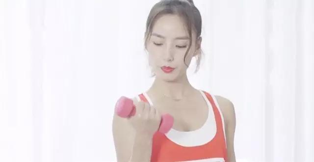 女生手臂的拜拜肉最有效的减下去的运动是什么？
