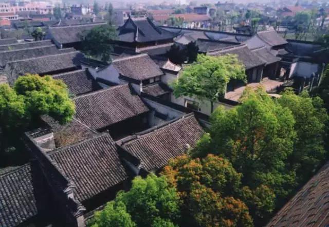 周星驰祖籍:周星驰是宁波那里人，宁波地方太多，刚解放的还包括舟山人呢？
