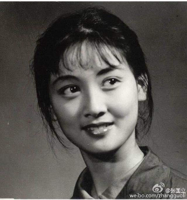 邓婕照片:如何评价邓婕和张国立的演技？