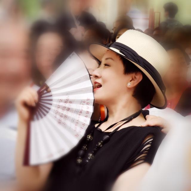 邓婕照片:如何评价邓婕和张国立的演技？