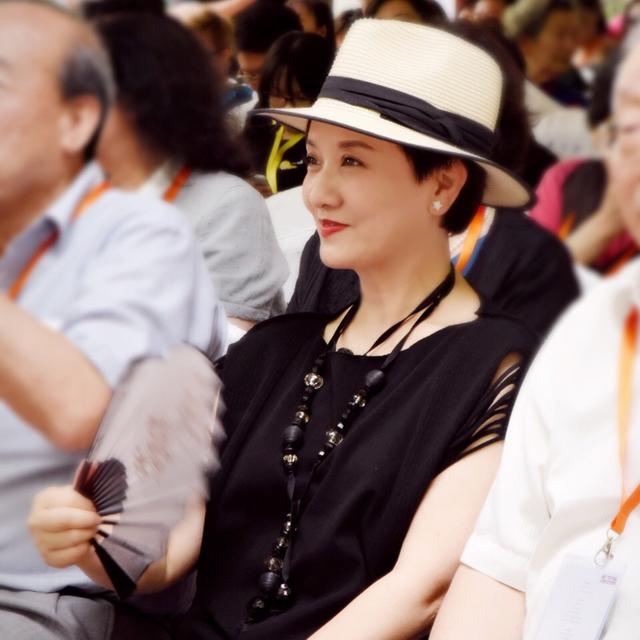 邓婕照片:如何评价邓婕和张国立的演技？