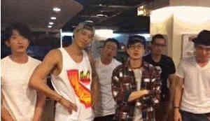 周杰伦鼓励林书豪:林书豪说:林俊杰欺负我和周杰伦竟上演电竞王子复仇记