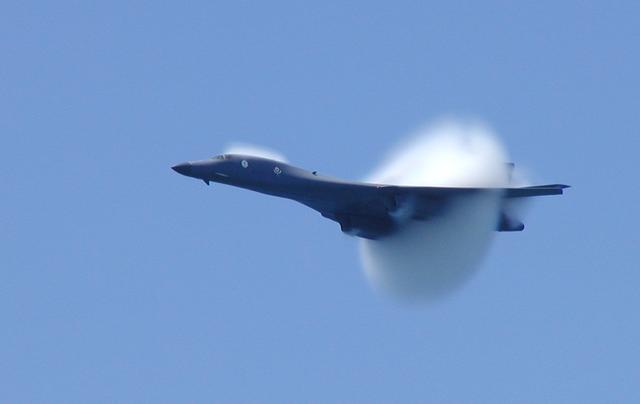 奥特曼在飞机旁边飞的图片，战机突破音障时，为什么飞机周围出现一圈白雾一样的东西