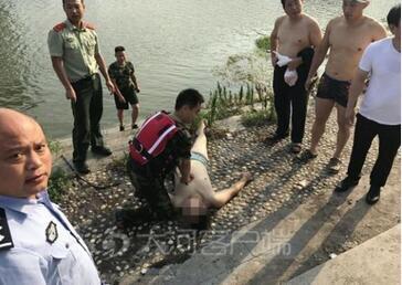 救狗事件:爱狗人士堵路救狗，来自疫区的狗被无害化处理，你怎么看？ 京哈高速救狗事件