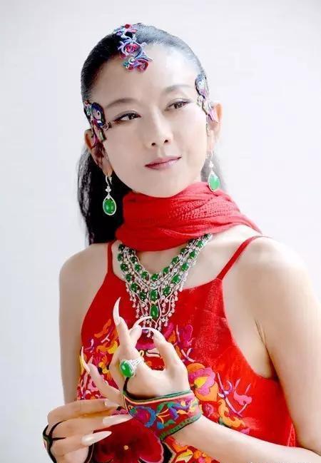 杨丽萍年轻长什么样，杨丽萍身上戴的翡翠值多少钱