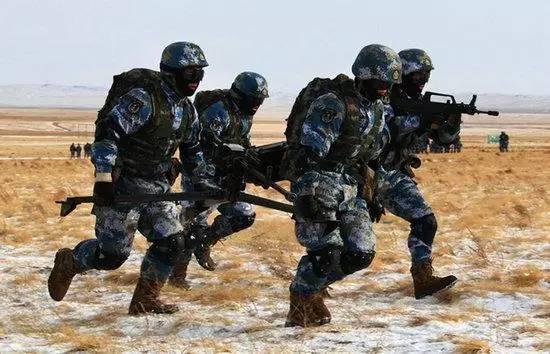 在外军7.62mm机枪在班、排里服役。为什么在中国部队里不見踪影？