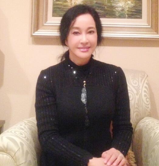刘晓庆多大了:刘晓庆千万元翡翠吊坠抢镜，你觉得她是爱玉还是炫富？