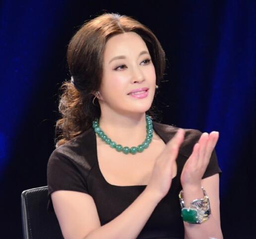 刘晓庆多大了:刘晓庆千万元翡翠吊坠抢镜，你觉得她是爱玉还是炫富？