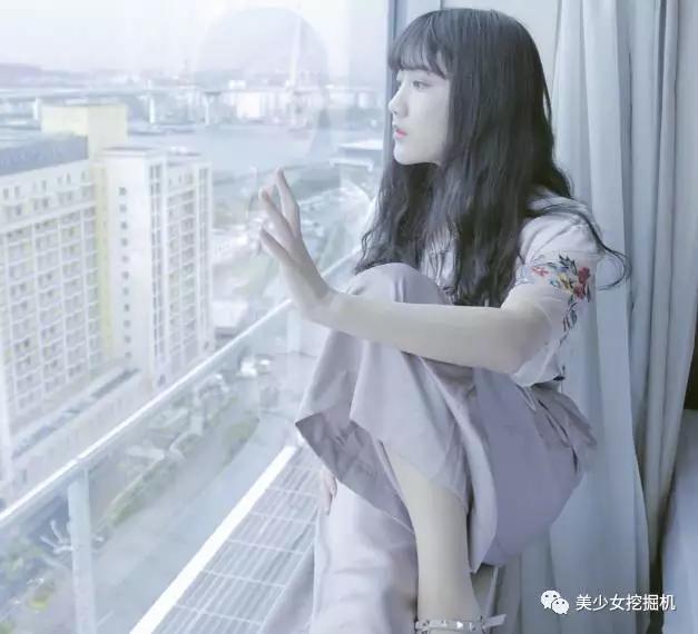 鞠婧祎个人资料:鞠婧祎在机场被抓拍，看清生图里的真实身高，真的有1米59吗