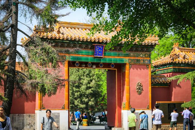 雍和宫地铁站的灵异事件:为什么会有很多人去北京雍和宫上香？真的很灵吗？