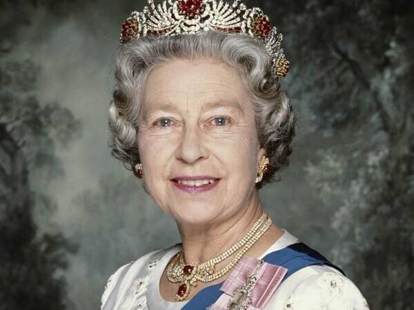 英国女王的狗狗:英国女王的日常生活都是干什么？ 特朗普的狗狗和英国女王的狗狗