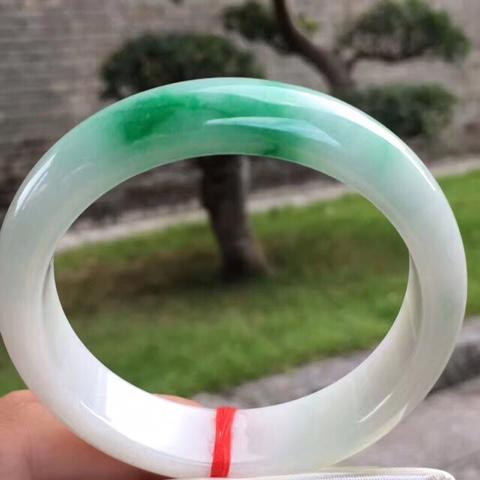 戴玉镯的好处有哪些,翡翠手镯可以放在冰箱里保养么？