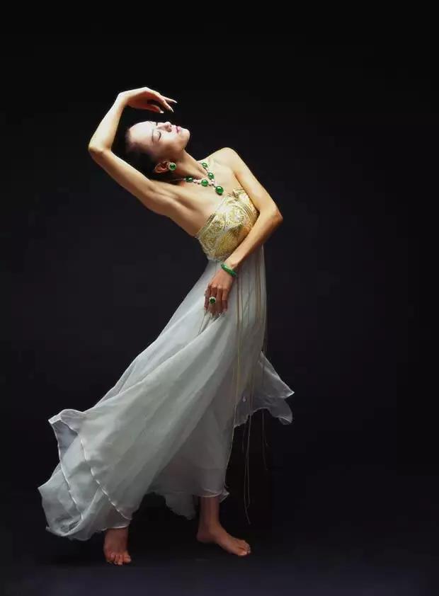 香港拍卖会上的顶级翡翠手镯,杨丽萍身上戴的翡翠值多少钱？