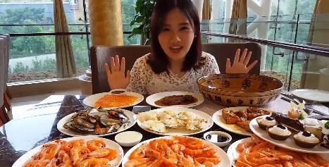 周震南在厕所吃播:吃不胖的“吃饭直播”们，到底藏着什么秘密？