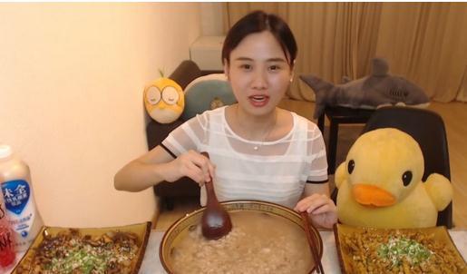 周震南在厕所吃播:吃不胖的“吃饭直播”们，到底藏着什么秘密？