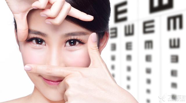 赵薇被强摘眼镜:67岁女子眼中取出27个隐形眼镜，怎么能在眼中堆积这么多？