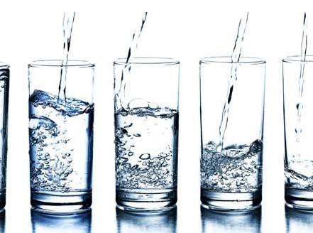 每天喝很多水好吗，每天要喝多少水比较好？喝水可以排毒吗？