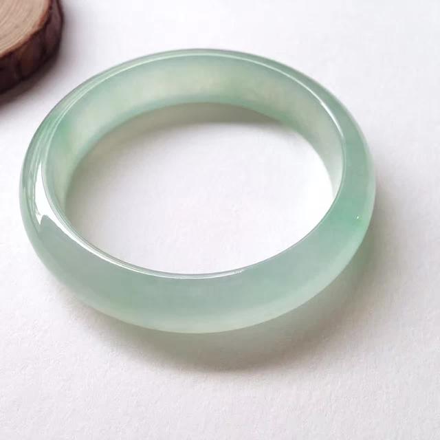 透明的玉手镯的好不好,玉镯子戴在手上对健康有好处吗？