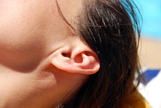 掏耳朵的正确方法，自己掏耳朵会导致中耳炎吗？患者日常如何护理？