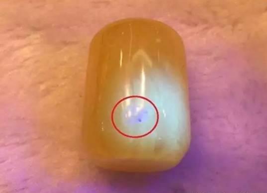 怎么用灯光鉴别蜜蜡，如何用紫外线鉴定琥珀真假琥珀的荧光有何区别