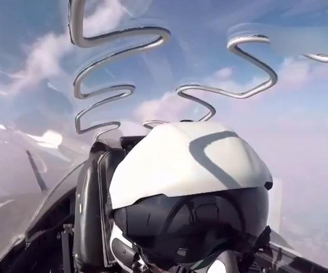 头条问答 - 7月30号朱日和阅兵中的j20座舱盖有两条银白色类似金属的