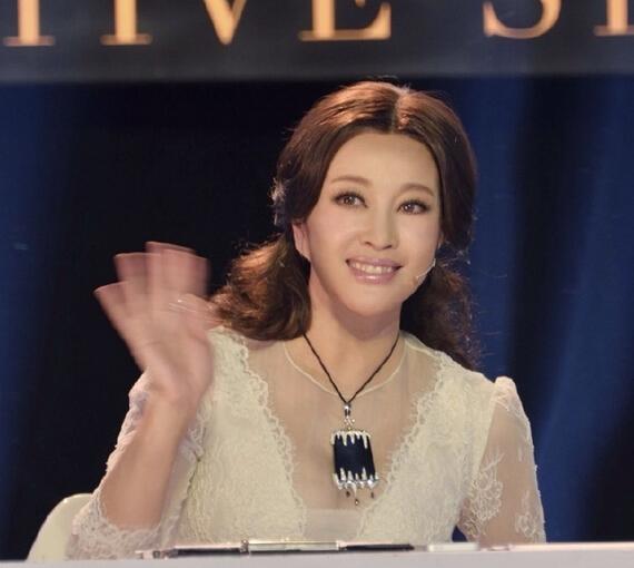 刘晓庆多大了:刘晓庆千万元翡翠吊坠抢镜，你觉得她是爱玉还是炫富？
