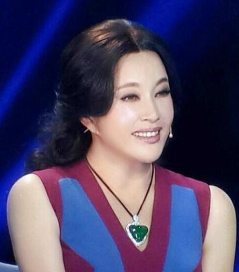 刘晓庆多大了:刘晓庆千万元翡翠吊坠抢镜，你觉得她是爱玉还是炫富？