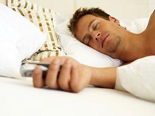 手机放头上睡觉有危害吗，手机放枕头边，到底有没有危害