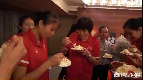 女排颁奖动图引热议：小淘气的女排姑娘太可爱！朱婷袁心玥怎么把运动裤穿成了九分裤？