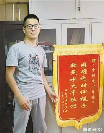 被银环蛇咬人视频:银环蛇咬人会死吗 马不怕毒蛇吗？为什么抗毒蛇血清来自马身上？