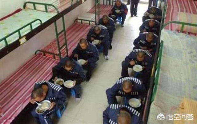 俄罪犯用勺子挖隧道越狱:《肖申克的救赎》中，安迪逃跑后没人查他吗对此你怎么看