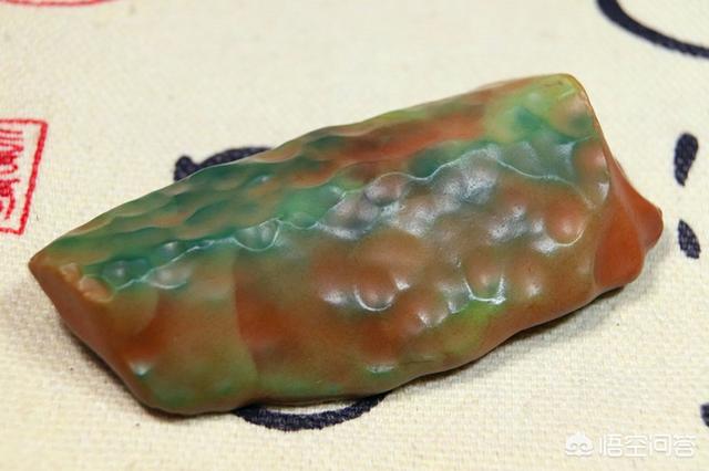 南京女子挖到两块石头,网上鉴定师说能卖百万,差点被骗, 你怎么看？