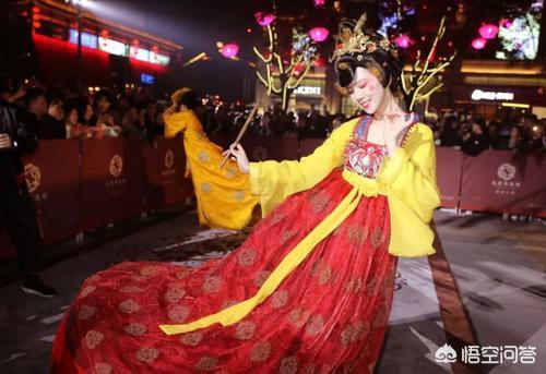 冯佳晨:你们想看关于汉服哪些小知识呢？有什么想要了解的吗？