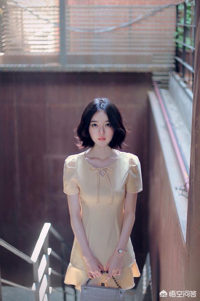 美女遛狗街拍:带着模特街拍可以怎么拍？ 美女遛狗视频
