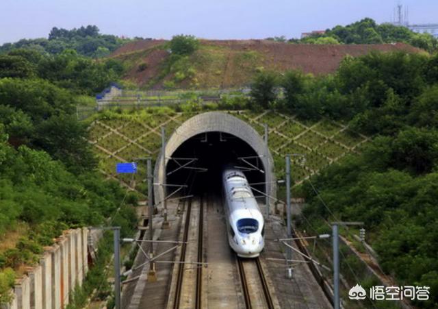 头条问答 - 现在技术这么发达,为什么有时火车进隧道手机信号还是会