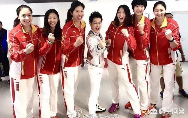 李宇春在节目中饰演女排队员,身高1.75米的她和女排队员合影略显娇小,你怎么看？