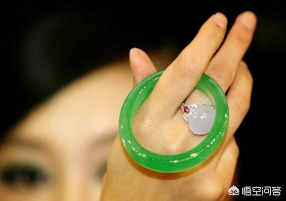 标价2万翡翠手镯一般值多少,两万块钱买翡翠手镯还是买金条好呢？