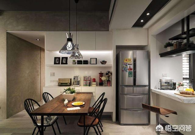 开门直接是餐厅和客厅,入户门在餐厅和客厅中间怎么设计？