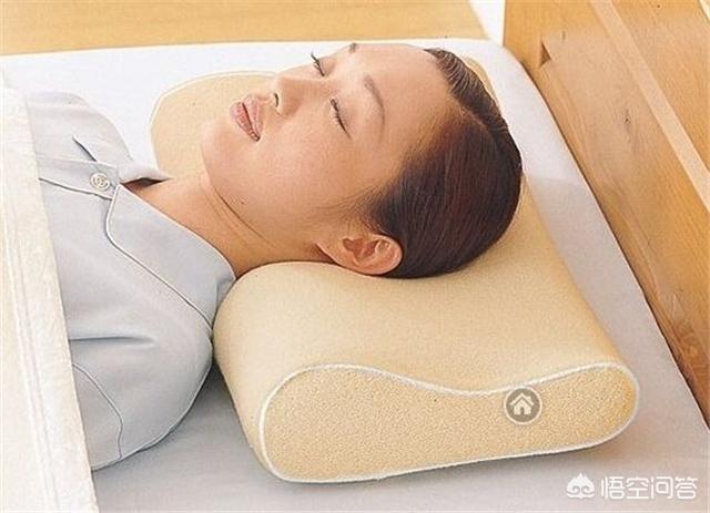 颈椎病患者适合睡啥样的枕头，颈椎病人应该选择什么样的枕头？