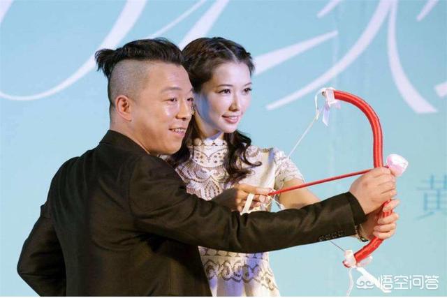 林志玲夫妇婚礼拥吻:林志玲婚礼上，圈内好友只有袁弘夫妇到场，她的人缘那么差吗？