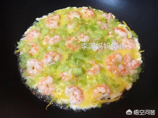 鸡蛋另类做法鲜香味美孩子爱吃，如何做出味美鲜亮的虾仁炒鸡蛋