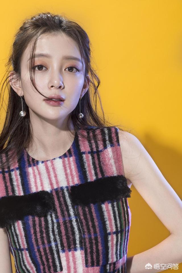 所以汪小敏虽然长得漂亮歌喉也好,但是她要真正走入主流的乐坛,第一步