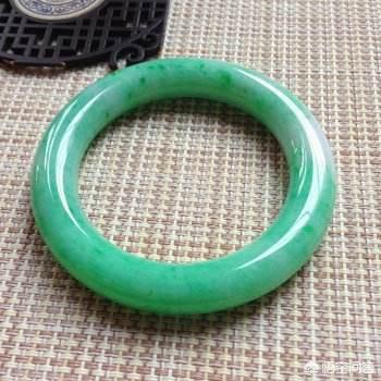 为什么翡翠手镯细条不值钱,豆种带晴底的翡翠手镯值不值钱？