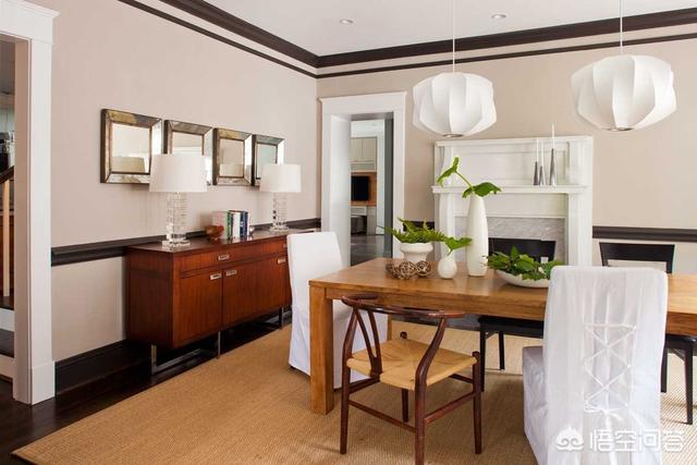 开门直接是餐厅和客厅,入户门在餐厅和客厅中间怎么设计？