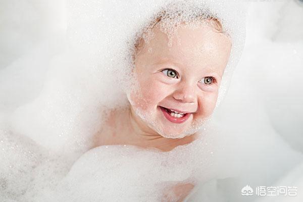 天气越来越冷，1至5岁的小宝宝多久洗一次澡？对身体健康没有影响呢？ 1到3岁的孩子注意事项 第1张