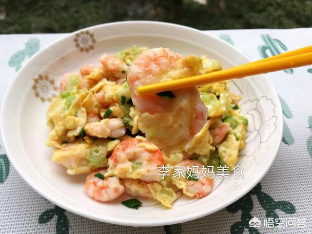 鸡蛋另类做法鲜香味美孩子爱吃，如何做出味美鲜亮的虾仁炒鸡蛋