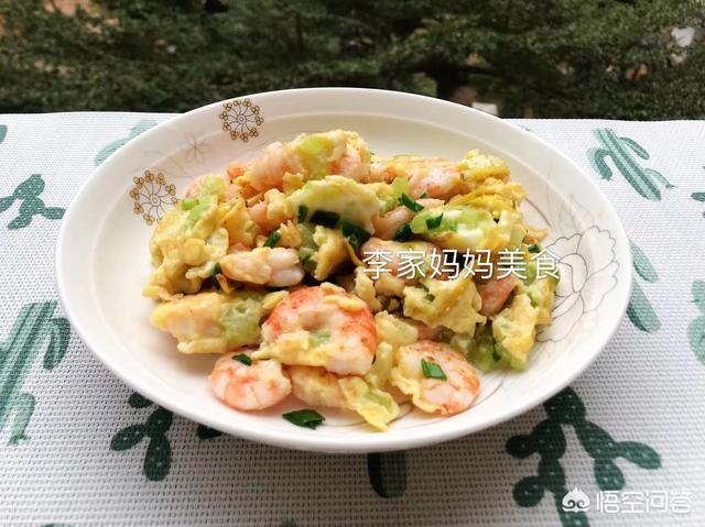 鸡蛋另类做法鲜香味美孩子爱吃，如何做出味美鲜亮的虾仁炒鸡蛋